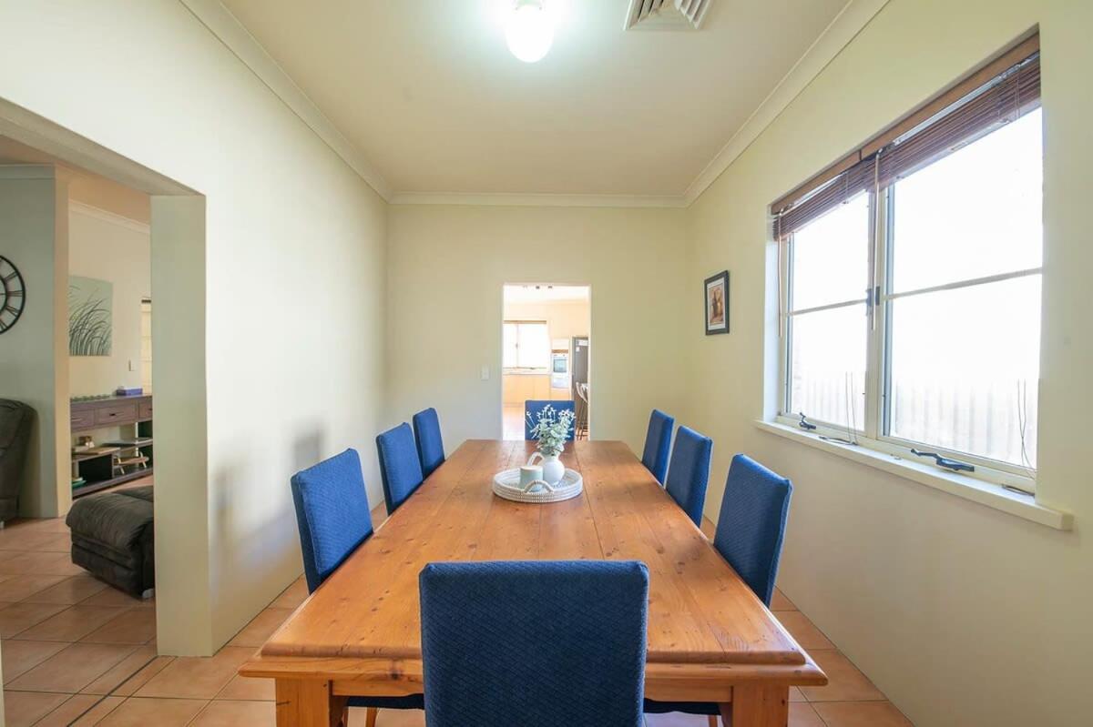 Tranquil Taylor - Two-Storey Cbd Family Home, Bbq Dubbo Bagian luar foto