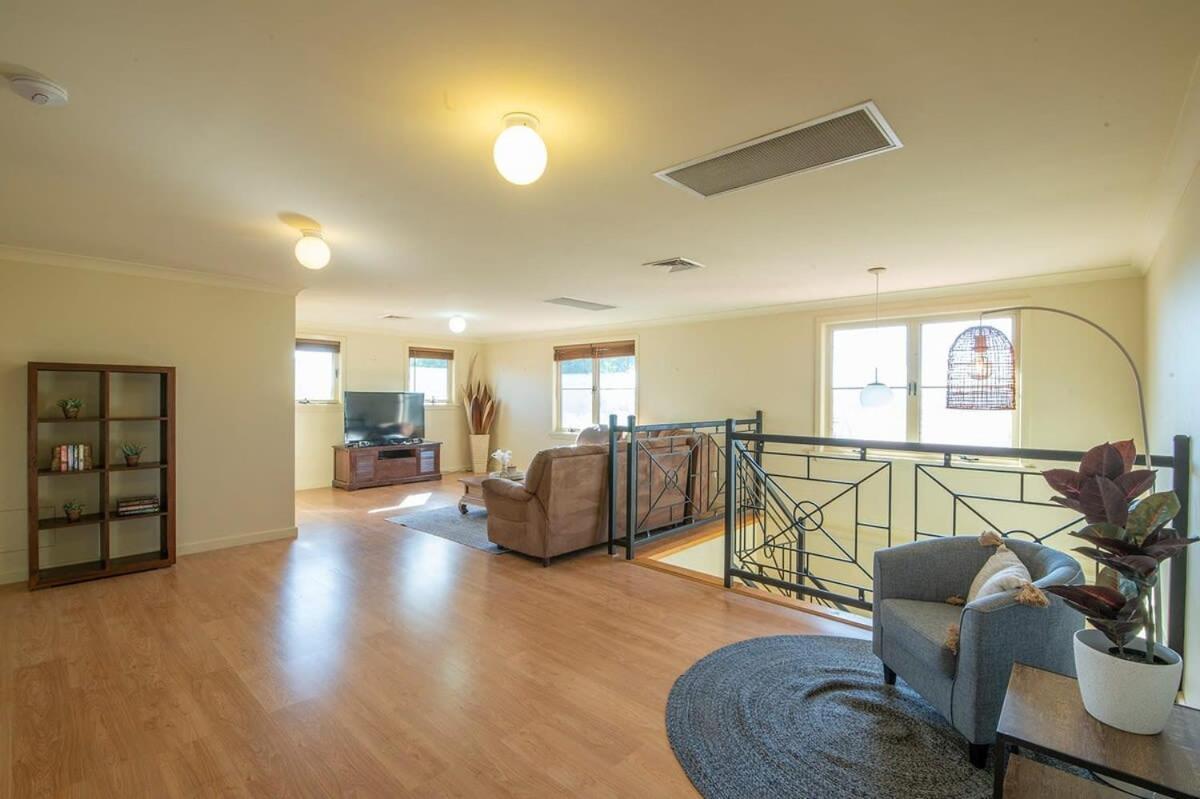 Tranquil Taylor - Two-Storey Cbd Family Home, Bbq Dubbo Bagian luar foto