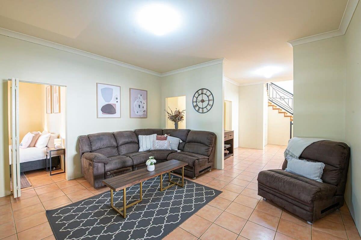 Tranquil Taylor - Two-Storey Cbd Family Home, Bbq Dubbo Bagian luar foto